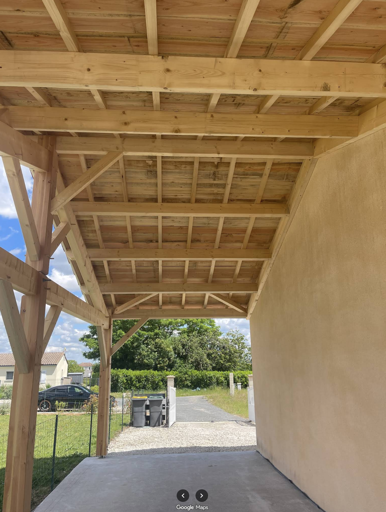 Ossature bois de carport réalisée par l’artisan
